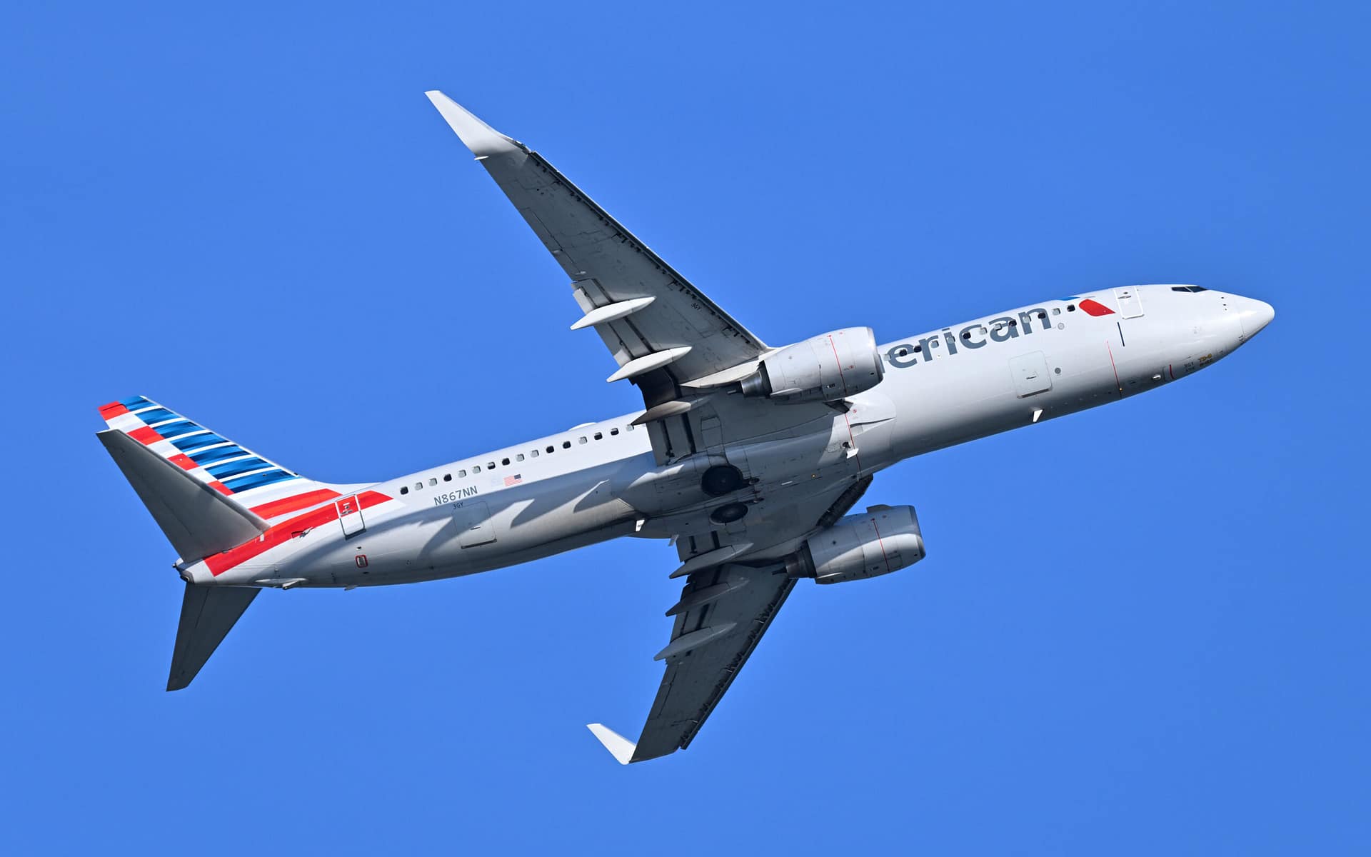An American Airlines Boeing 737-800 departing Boston Logan