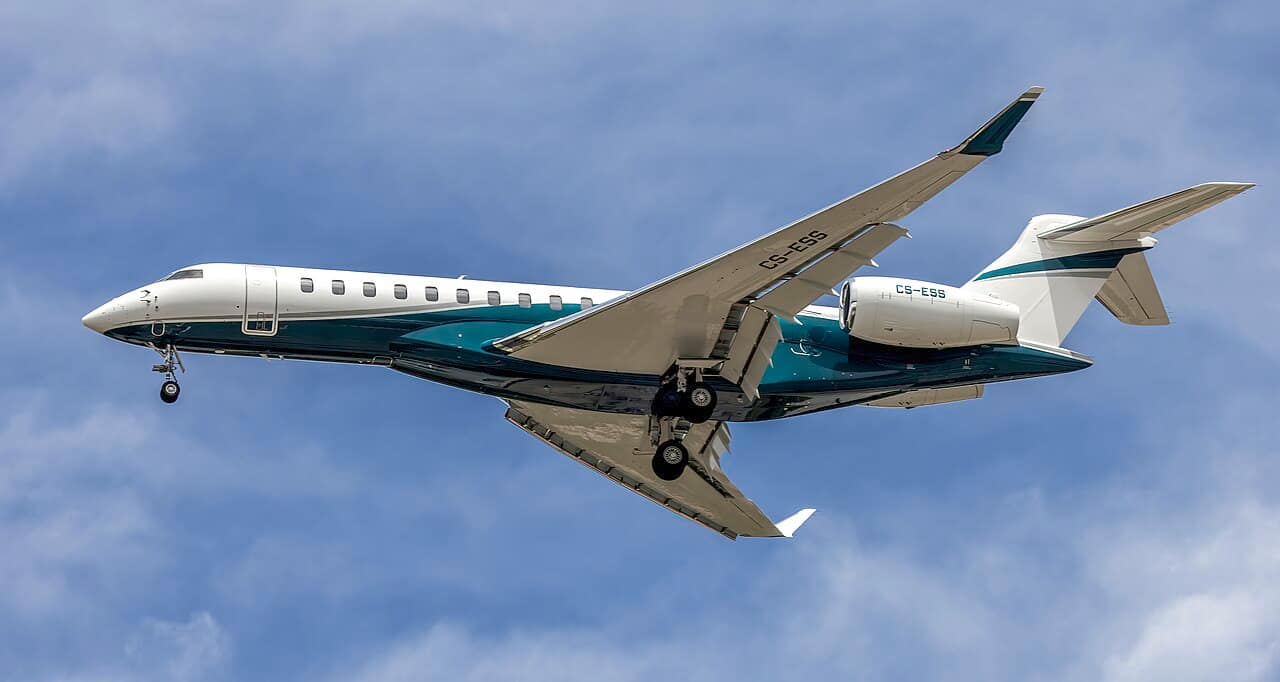 Bombardier Global 7500 on approach