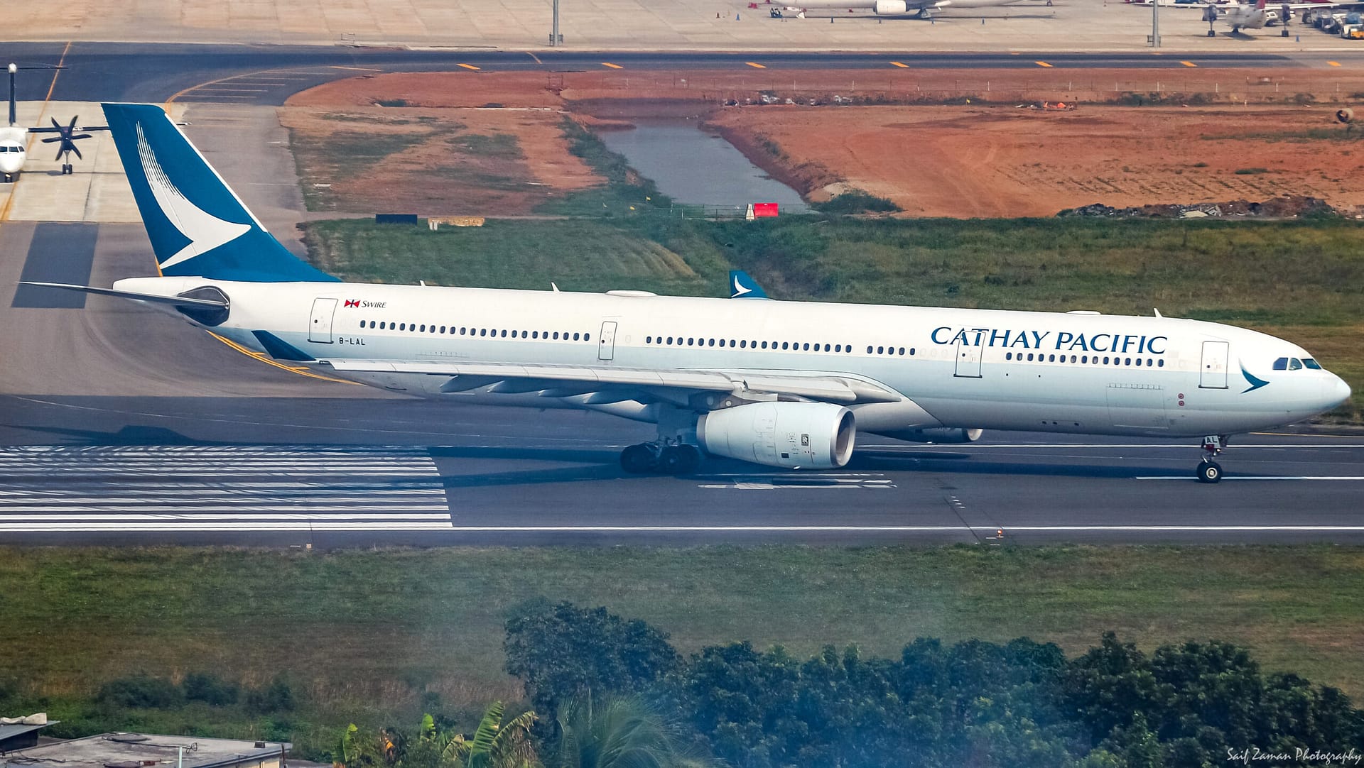 A Cathay Pacific Airbus A330-300