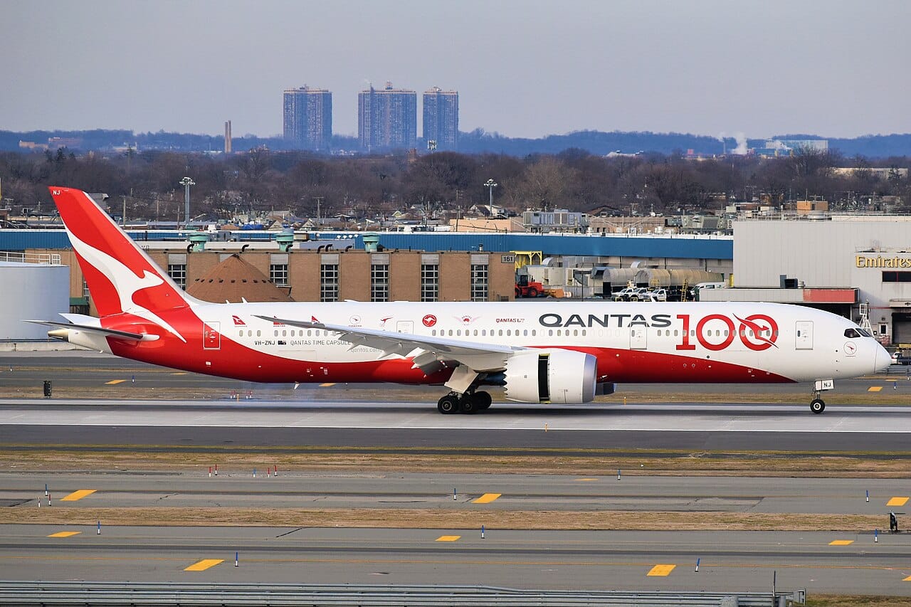 A Qantas Boeing 787-9 Dreamliner landing at JFK