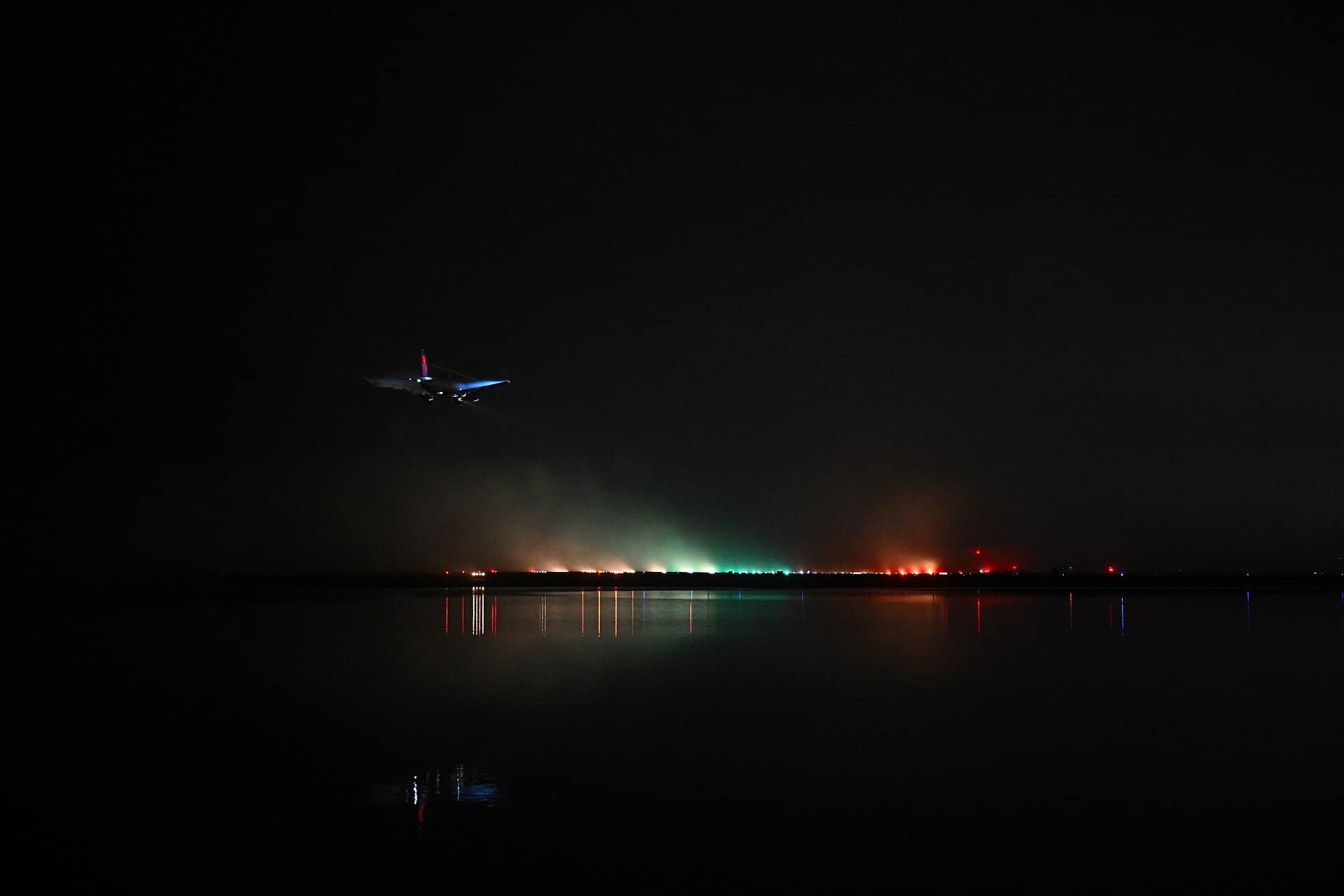Delta A220 landing in fog at Boston