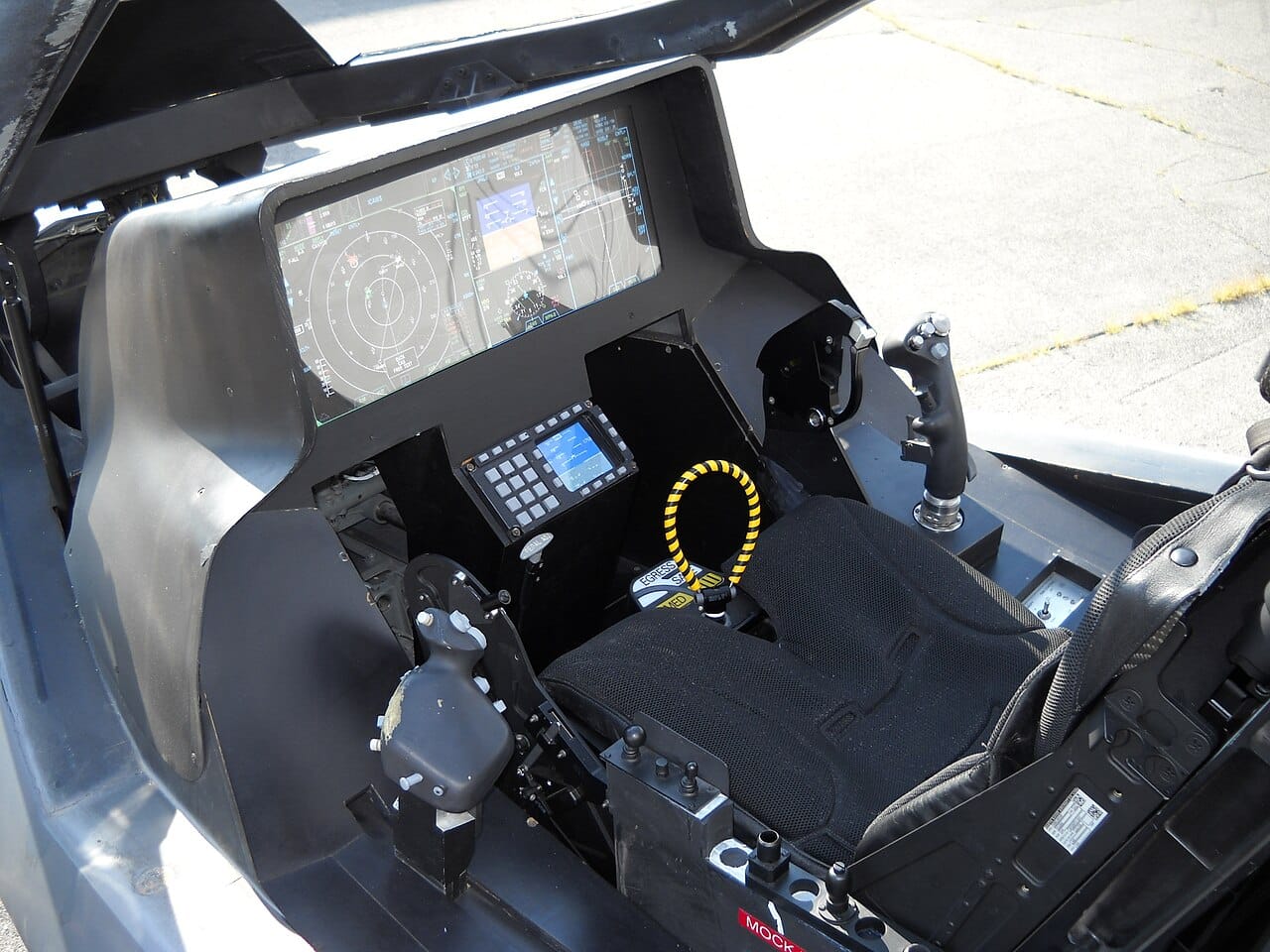 F-35 cockpit panoramic display