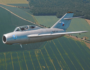 s.211-main-mobile L-39 Albatros fliegen