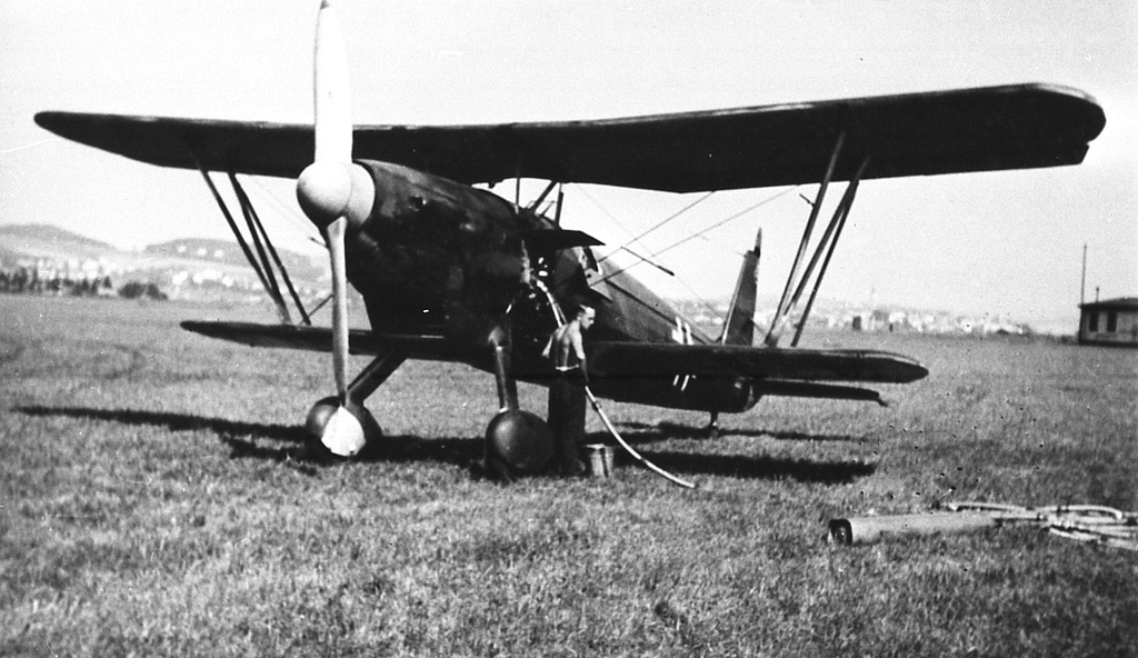 Arado Ar 68 E-1 being serviced