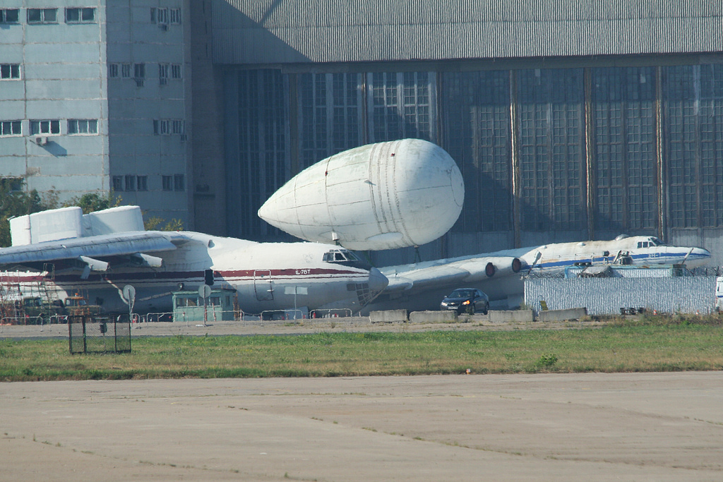 A VM-T Atlant beside an Ilyushin Il-76 a sense of the Atlants size.