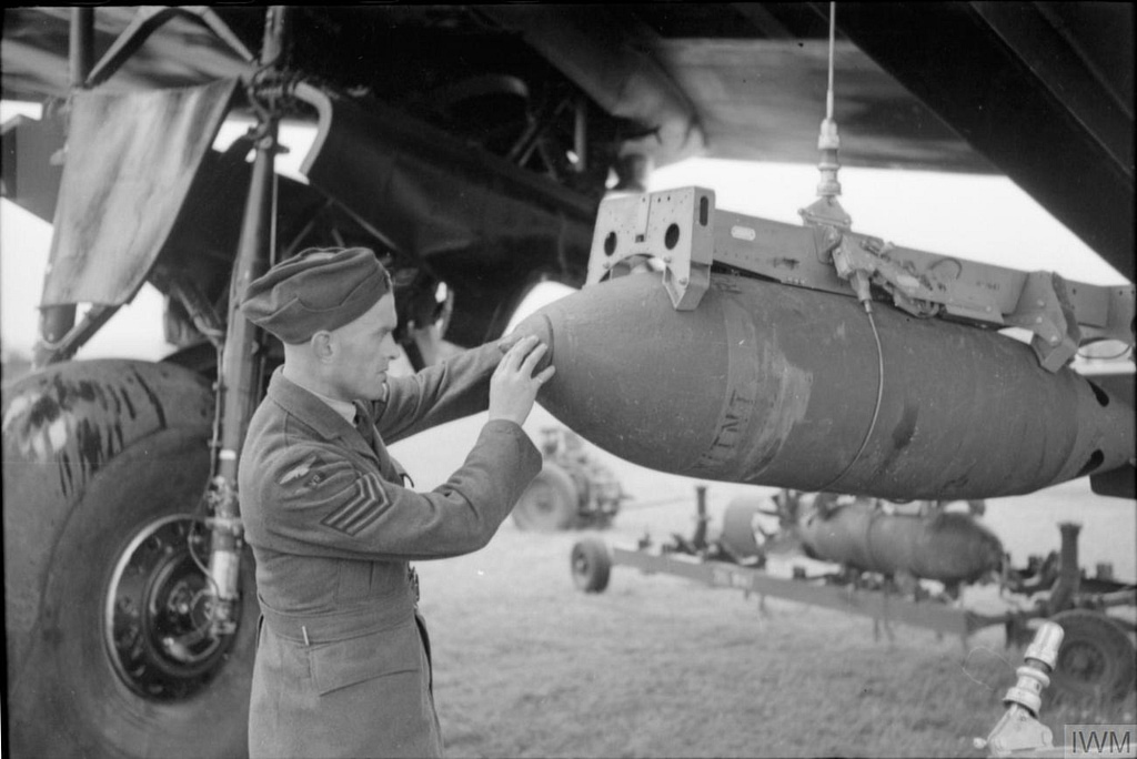 Bombing up a 218 Squadron Short Stirling