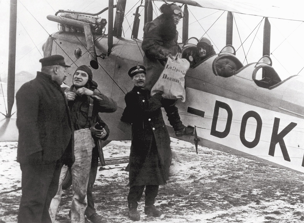 A converted DH.9 loads mail bags for a Copenhagen–Hamburg service — evidence of the type’s