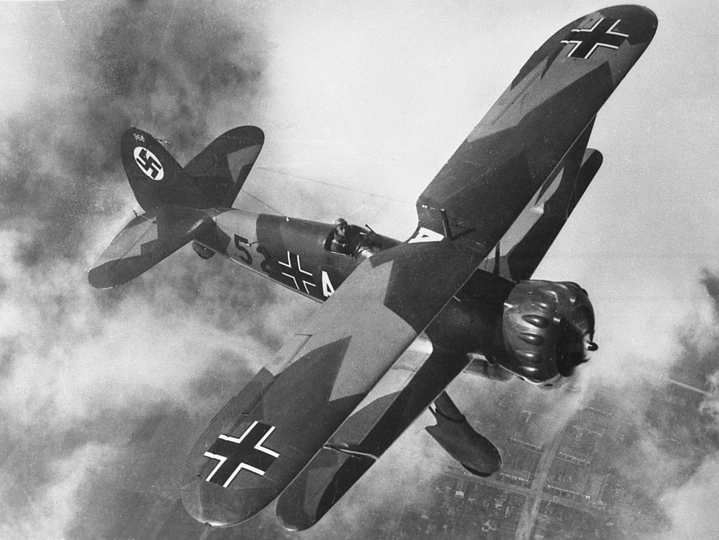 Henschel Hs 123 A-1 of Sturzkampfgeschwader 165. Photo: public domain.