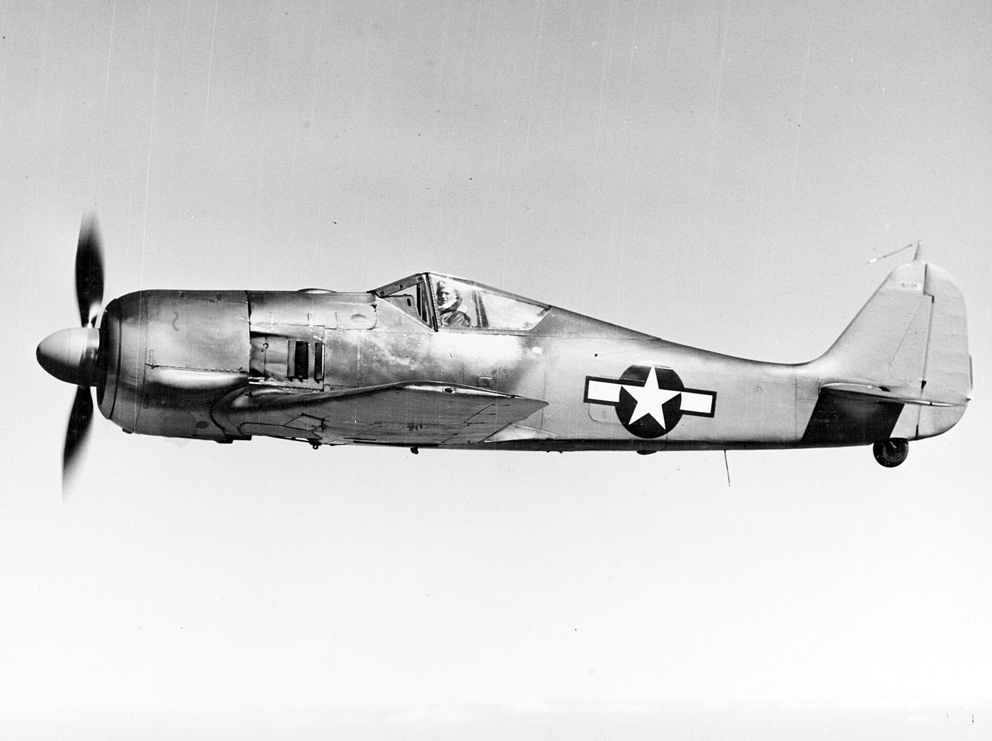 Focke-Wulf Fw 190 WWII fighter in flight, side profile