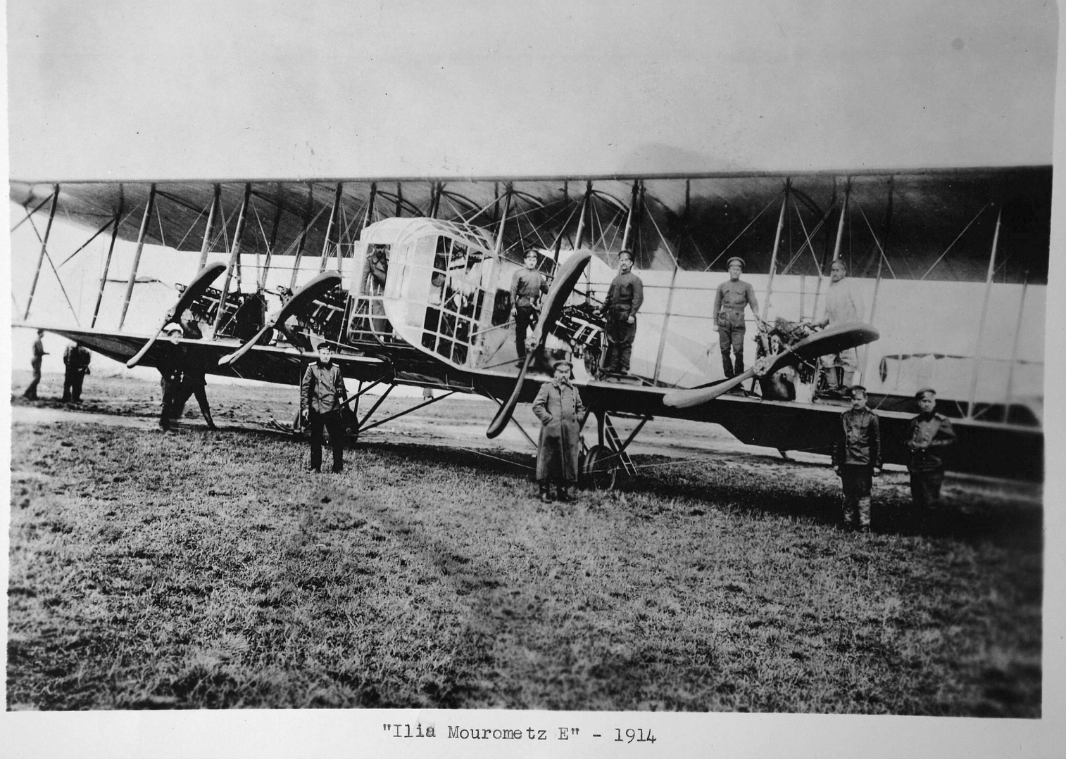 A large S-27 “Yeh” (Type E) bomber — among the biggest of the family.
