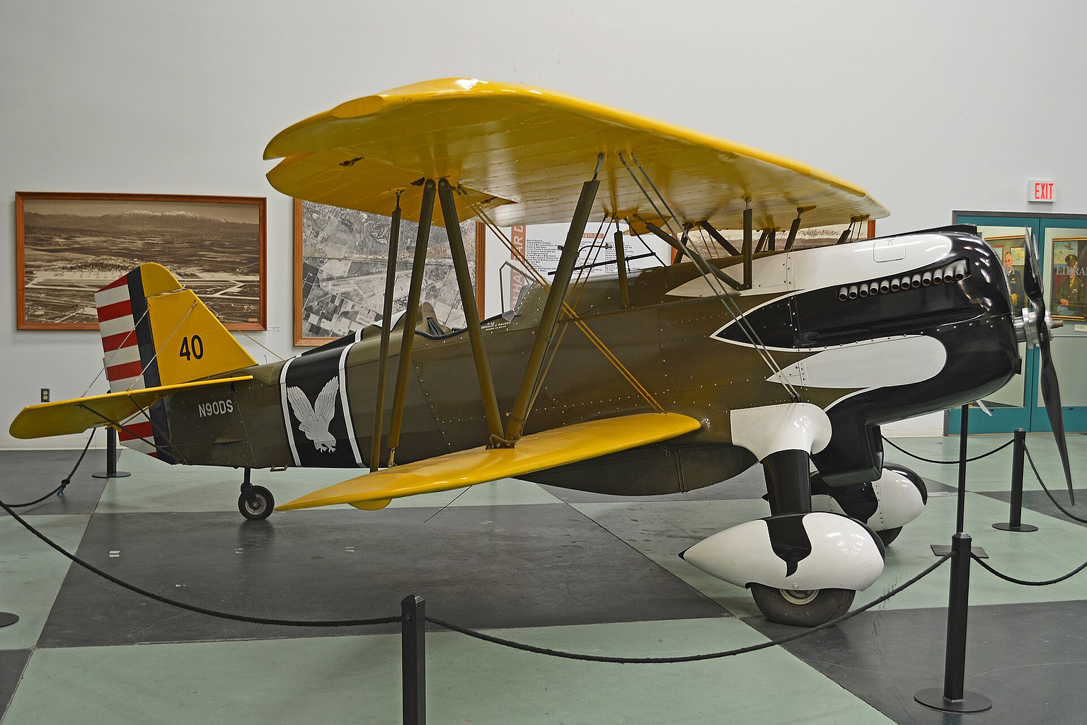 Flying scale replica of the Curtiss P-6E Hawk (N90DS). Photo: Alan Wilson / Wikimedia Commons (CC BY-SA 2.0).
