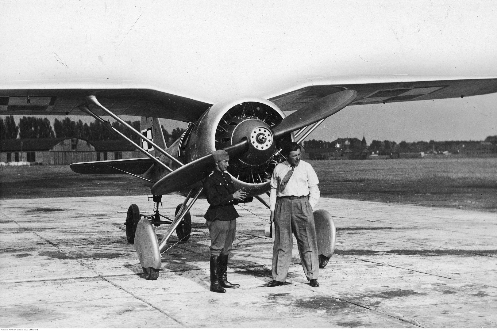 Test pilots Bolesław Orliński (right) and Jerzy Bajan with a PZL P.11 prototype. Photo: NAC / public domain via Wikimedia Commons.