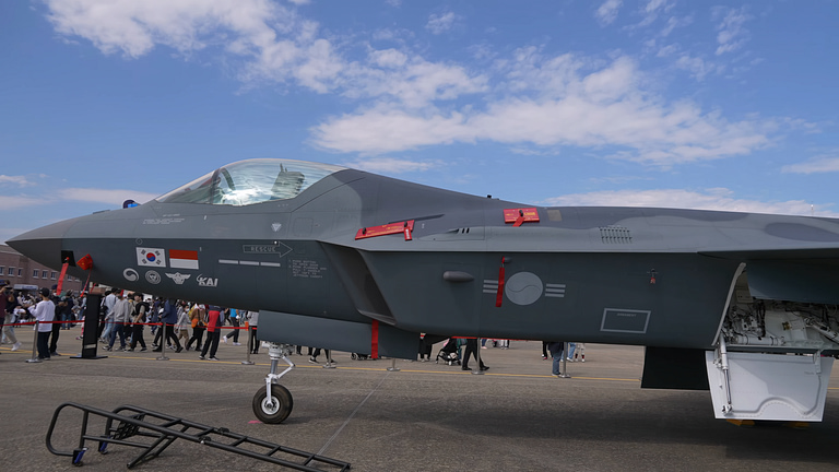 A side view of the KF-21 Boramae, showing its twin-tail, F-16-generation-plus planform.