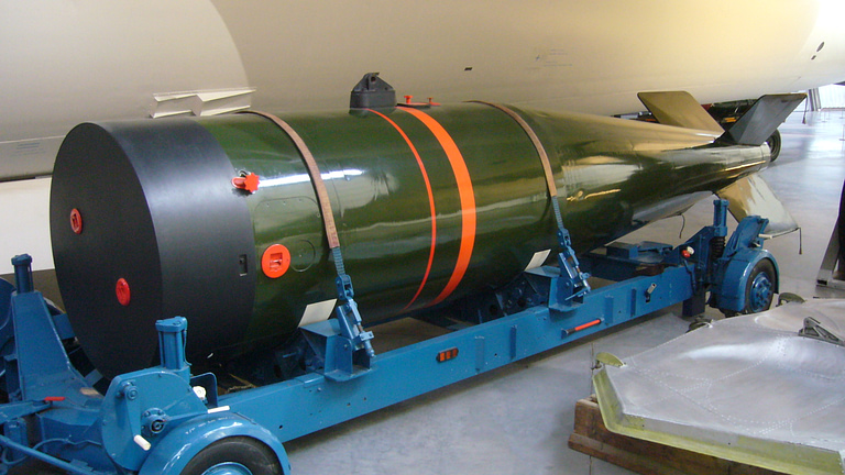 A British Yellow Sun nuclear bomb displayed beneath a Valiants wing at Cosford.