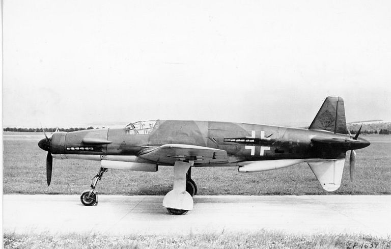 Side view of a Dornier Do 335 showing the pusher propeller and cruciform tail