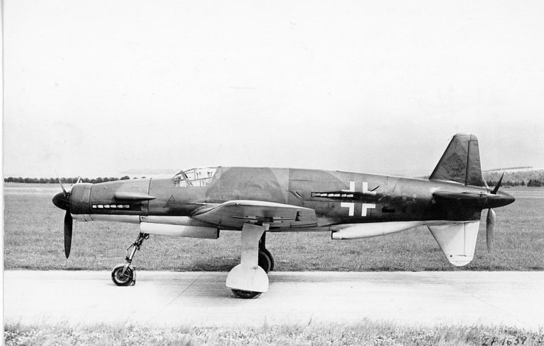 Side view of a Dornier Do 335 showing the pusher propeller and cruciform tail