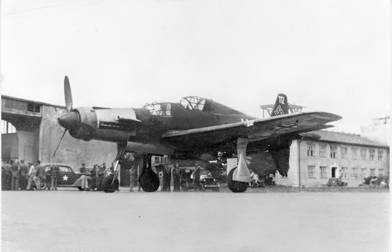 A Dornier Do 335 parked on a wartime field