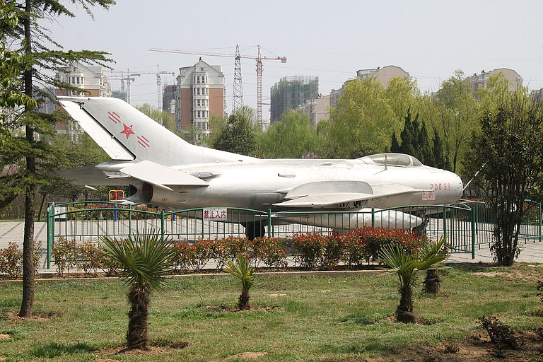 Mikoyan-Gurevich MiG-19 / Shenyang J-6
