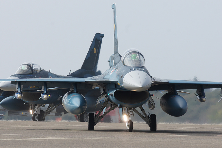 An F-2 taxiing with external tanks a single F110 turbofan gives it near-Mach-2 speed.