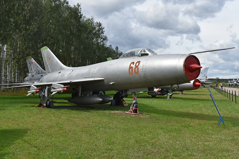 The Su-9 in profile: a big delta wing carried by a single Lyulka AL-7F turbojet.