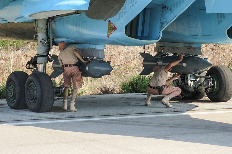 Ground crew fitting KAB-500 guided bombs to a Su-34 at Latakia, Syria, 2015.
