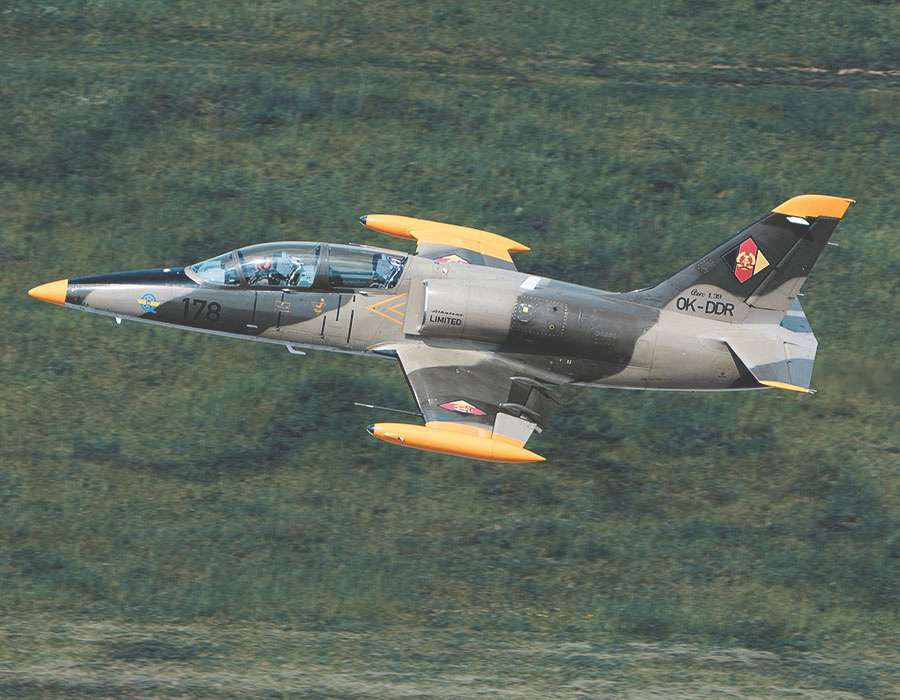 l-39-tschechien-04-21 Hawker Hunter fliegen in der Schweiz