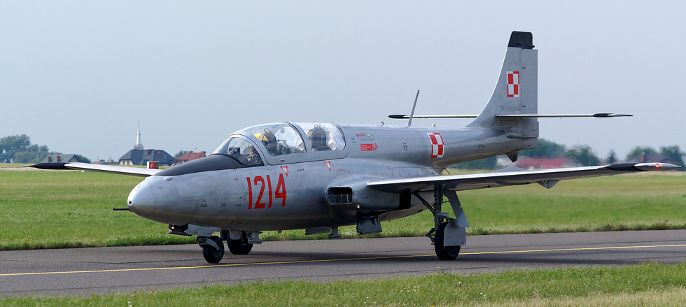 An Iskra banking through a display flight at Radom.