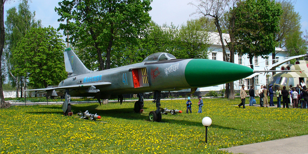 Front quarter of a Su-15TM: the long dielectric nose housed the Taifun-M interception radar.