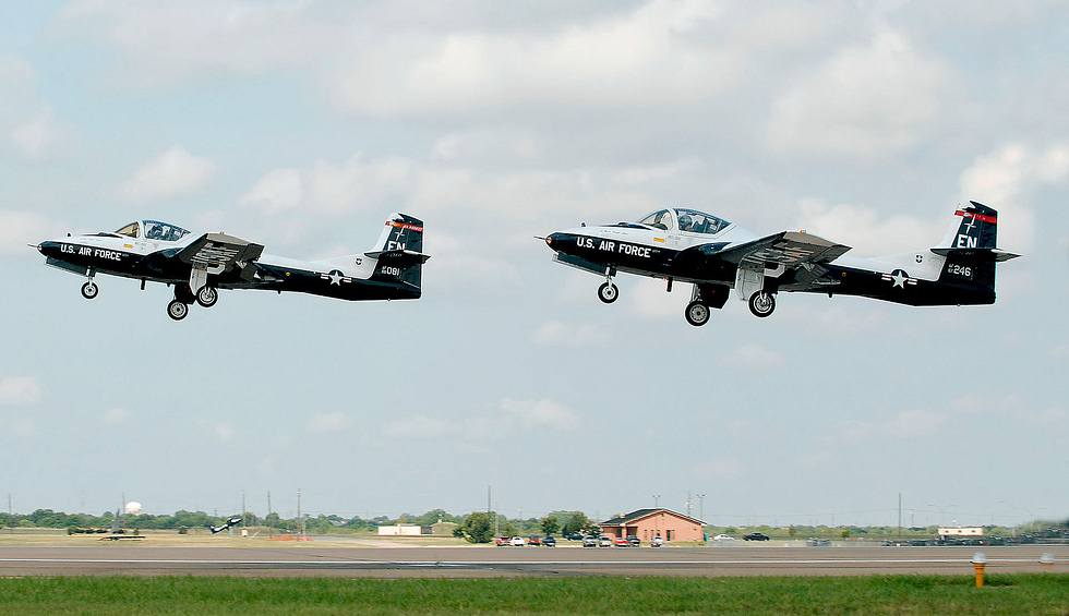 Two Tweets showing the older and newer USAF training paint schemes.