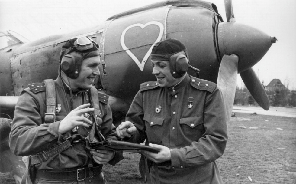 Heroes of the Soviet Union of the 41st Guards Fighter Regiment beside an La-5FN.