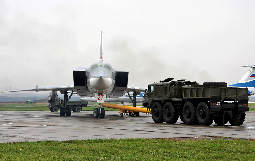 A Tu-22M3 on the ground at Dyagilevo airbase, seen head-on.