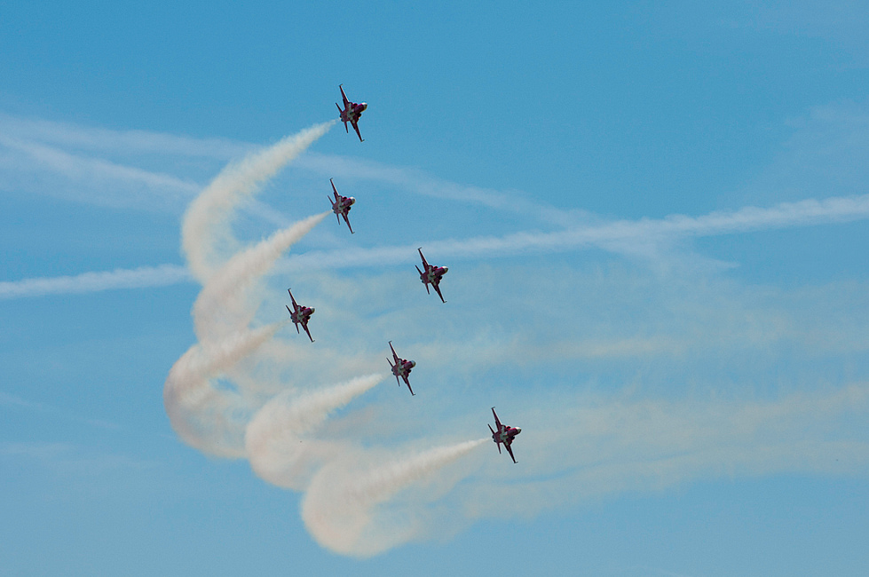 Five F-5E Tiger IIs of the Swiss Patrouille Suisse banking in formation.