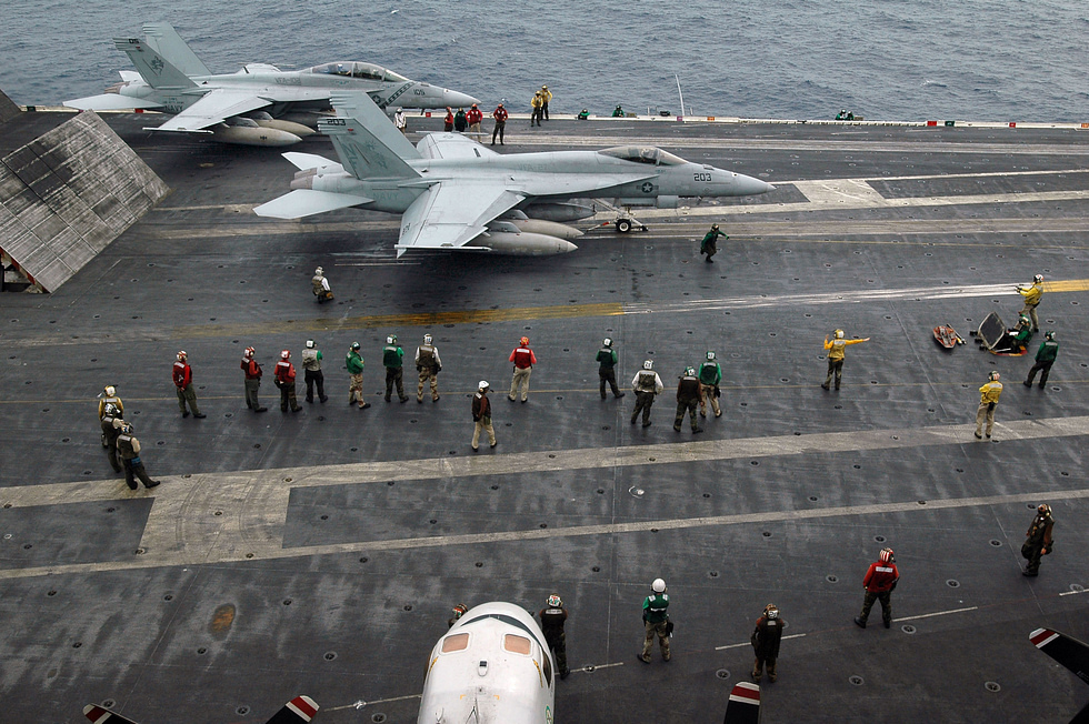 An F/A-18E and a twin-seat F/A-18F together the single- and two-seat Super Hornet variants.