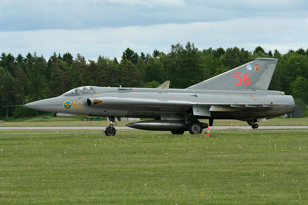 The unmistakable double-delta planform in Swedish three-crown markings.