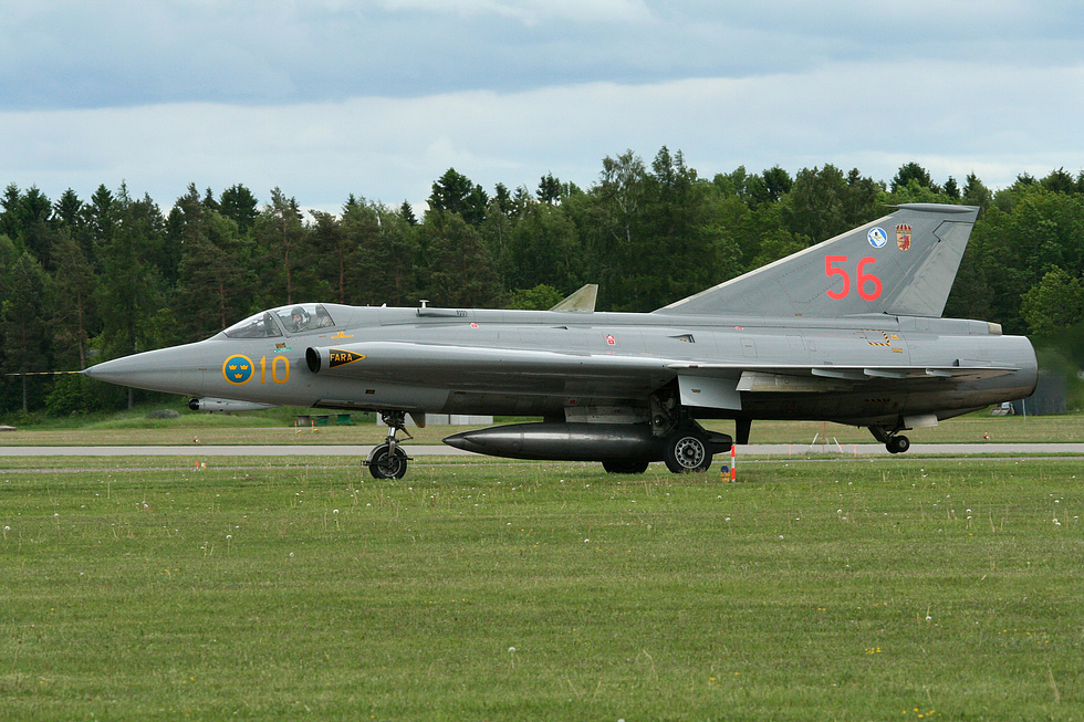 The unmistakable double-delta planform in Swedish three-crown markings.