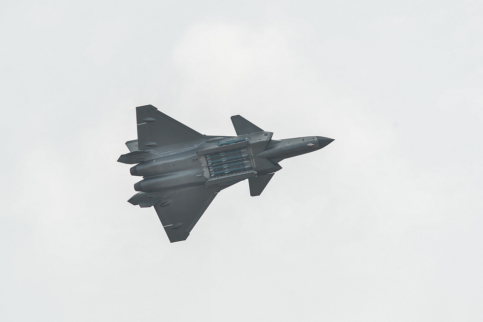 A J-20 in flight the canard-delta layout that sets it apart from every other fifth-generation fighter.