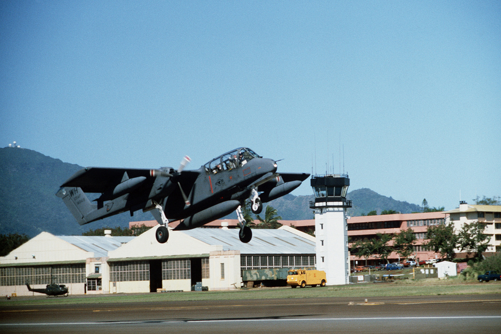 A 22nd TASS Bronco lifts off from Wheeler AFB, Hawaii, 1984 the STOL short-field capability in action.