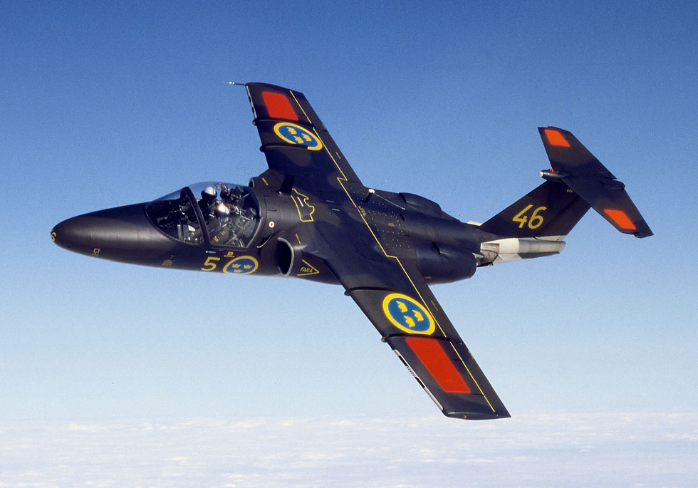 An Austrian Air Force Saab 105Ö banking in flight the J85-powered export version.