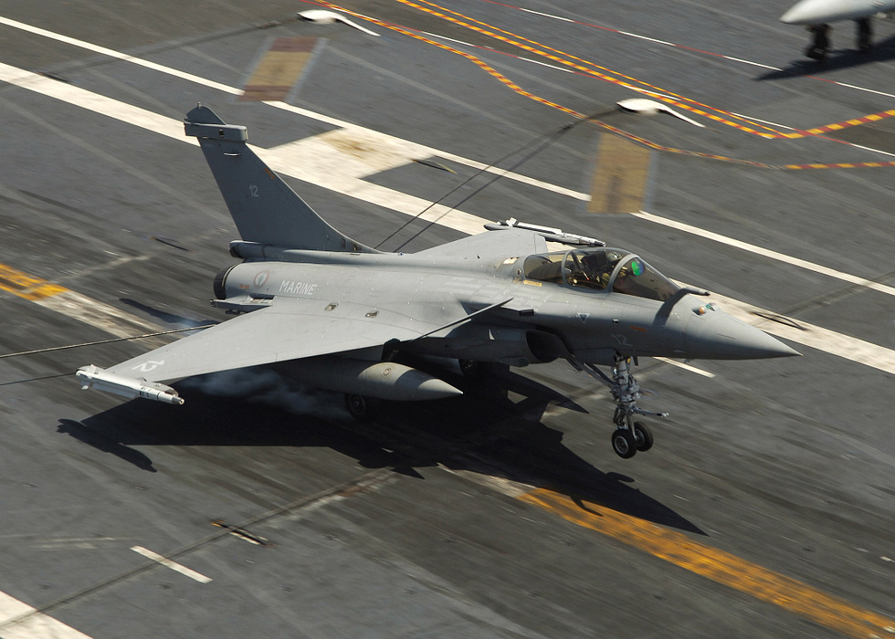 A Rafale M of the carrier Charles de Gaulle recovers aboard USS Enterprise.