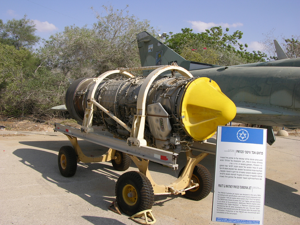 The Pratt Whitney PW1120 turbofan on display the F100-derived engine at the Lavis heart.