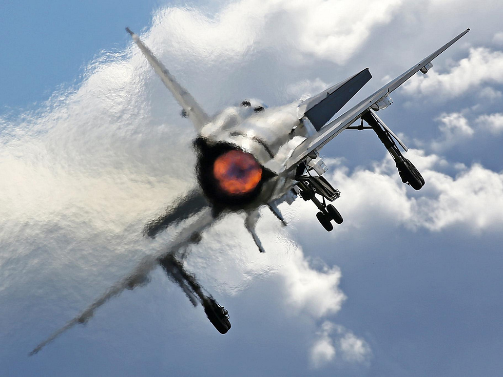 A preserved airworthy Viggen thundering through a display a single RM8 turbofan at work.