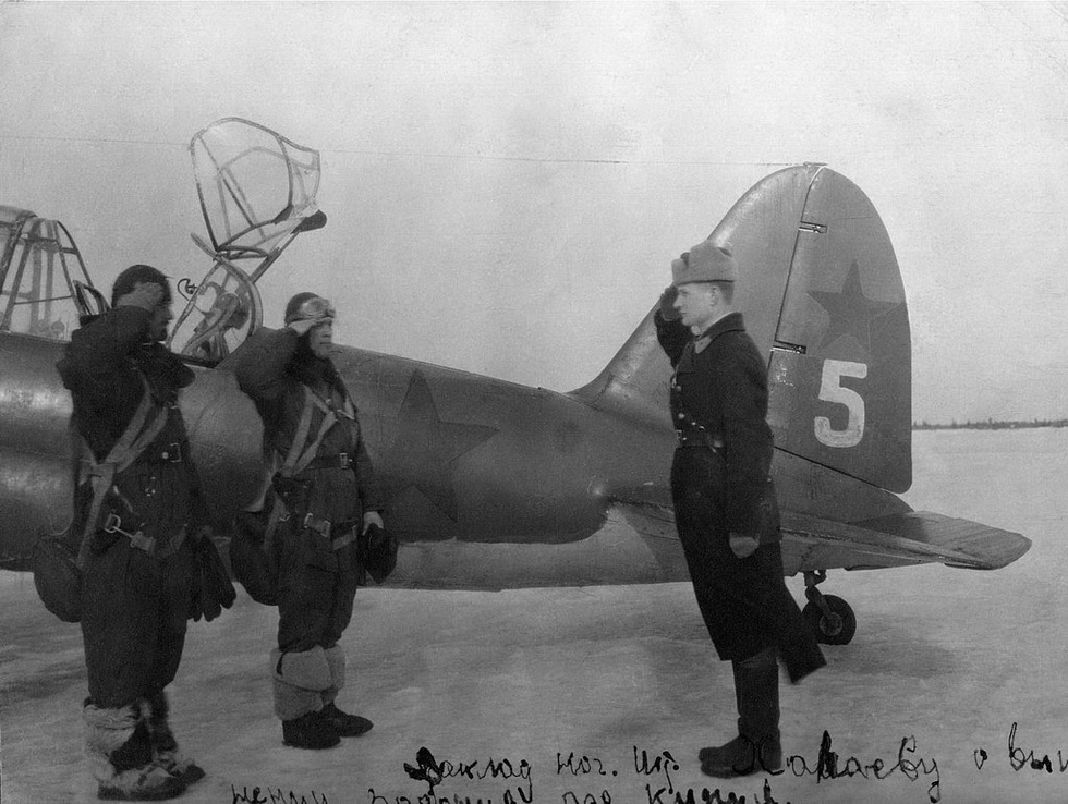 A Su-2 crew reports back after a completed sortie the types later reconnaissance role.