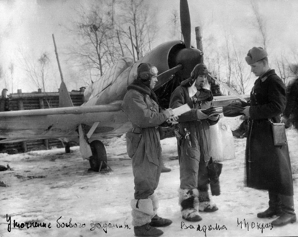 A Su-2 crew of a Soviet artillery-correction squadron receives its mission briefing.