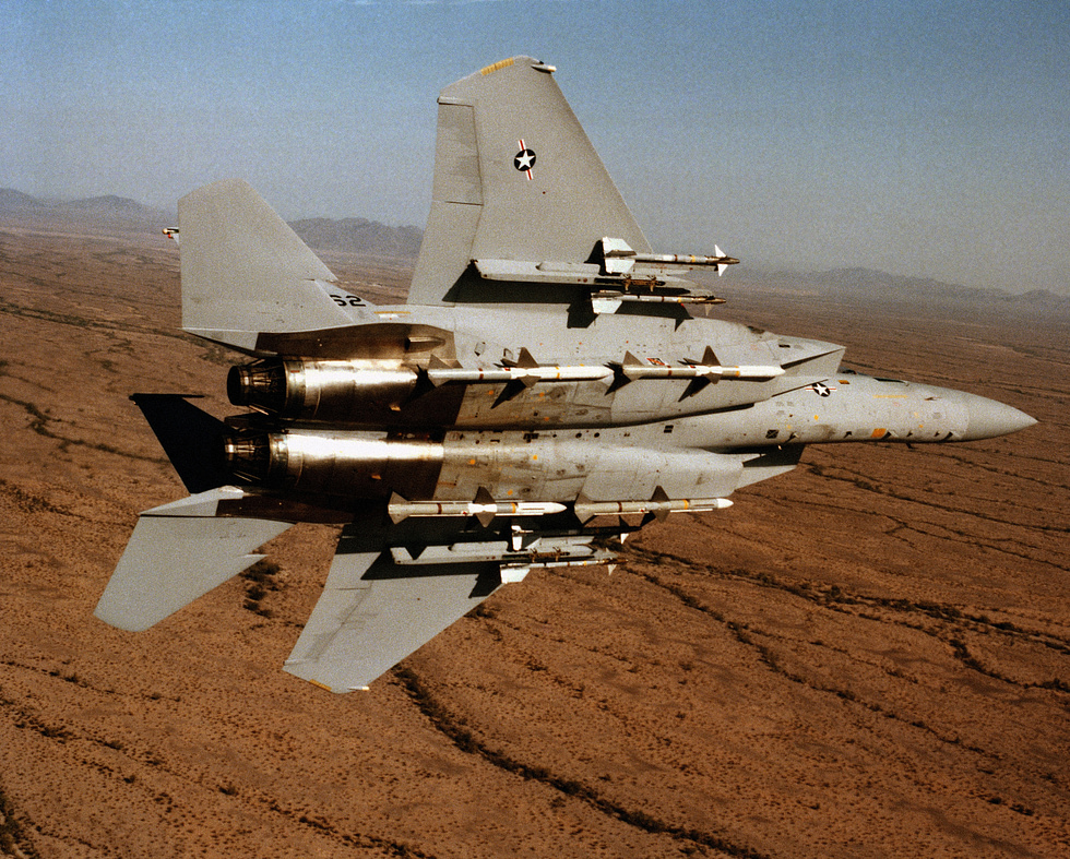 The underside of an armed F-15 Eagle, showing its missile fit.