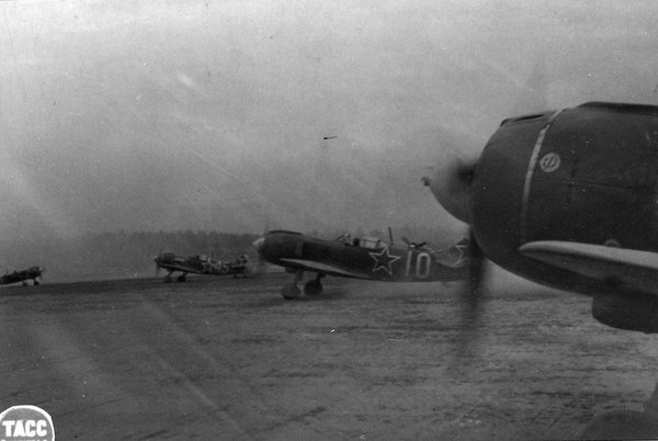 La-5 fighters of the Red Banner Baltic Fleet lined up before a combat sortie.