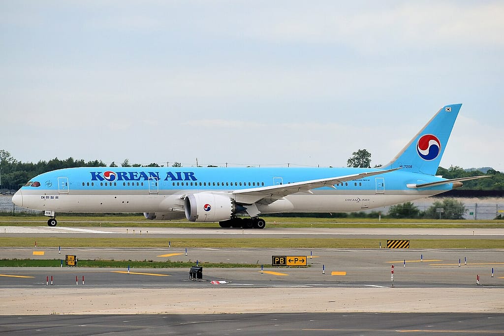 A Korean Air 787-9 on takeoff