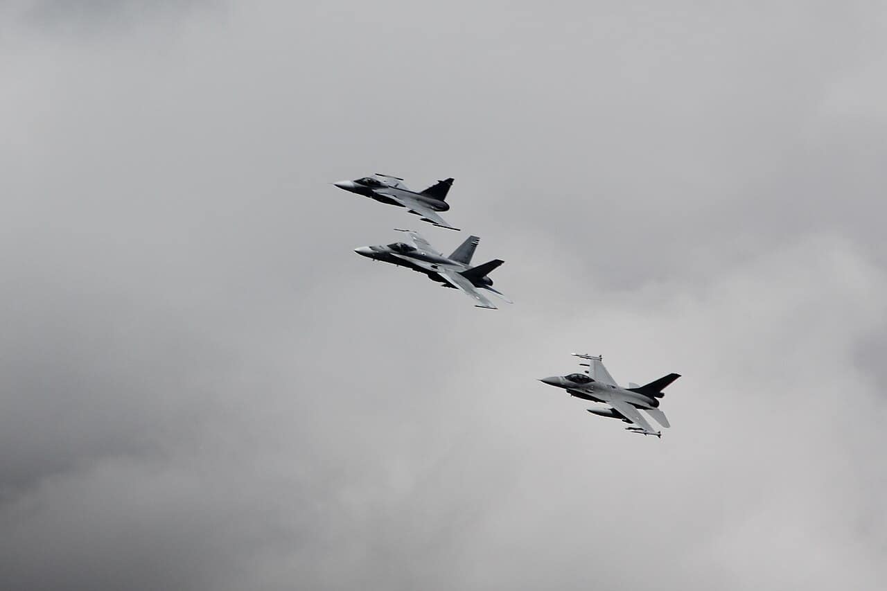 F-16 F-18 JAS-39 formation flight airshow Cross-border formation of F-16, F-18 and JAS-39 at Turku Airshow 2015