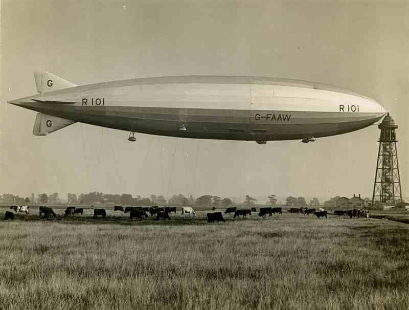The R101 moored at the Cardington mast. To leave the ground on its final flight, the overweight ship had to dump most of its emergency water ballast.