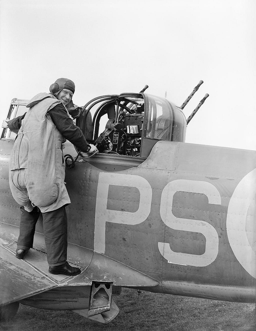 Gunner entering a Boulton Paul Defiant turret, 1940