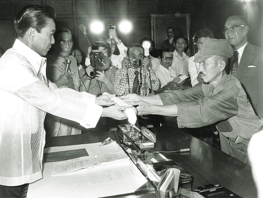 Hiroo Onoda presenting his sword to Philippine President Ferdinand Marcos at Malacanan Palace, March 1974